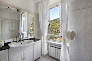 Badkar, hårtork och handdukar