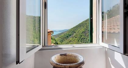 Villa 'Cottage con Vista Mare' close to the Sea with Garden