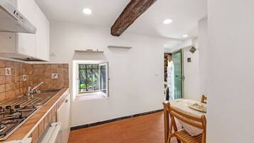 Kühlschrank, Herdplatte, Hochstuhl, Kochgeschirr/Geschirr/Besteck