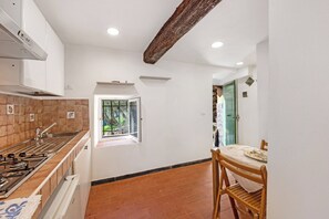 雪櫃、爐具、高腳椅、廚房用具/餐具/器皿