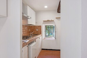 雪櫃、爐具、高腳椅、廚房用具/餐具/器皿