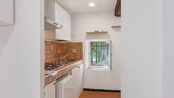 Frigorifero, piano cottura, seggiolone, pentole/stoviglie/utensili