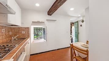 Frigorifero, piano cottura, seggiolone, pentole/stoviglie/utensili