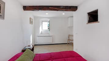 1 bedroom, bed sheets