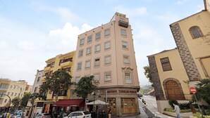 Un edificio de varios pisos con una entrada destacada que indica 'AUDITORIO TEOBALDO POWER'.