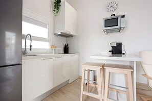 Een koelkast, een microgolfoven, een oven, een kookplaat