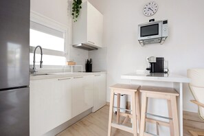 Fridge, microwave, oven, stovetop - Vacation Home 'Súper Ático Auditorio Centro' with Terrace & Wi-Fi (LA OROTAVA)