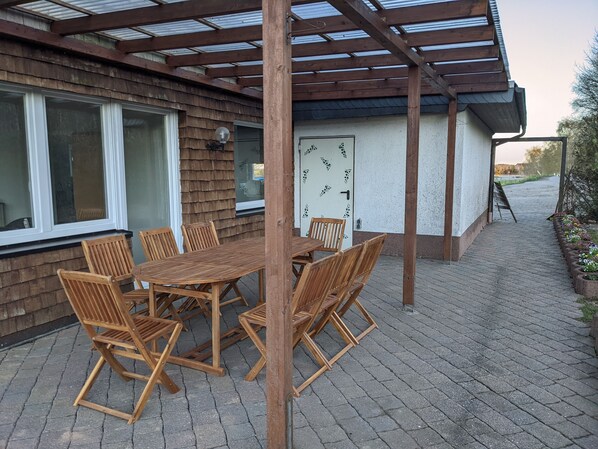 Outdoor dining - House Icefen (Blankenheim)