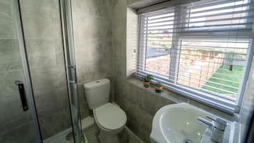 Studio | Bathroom | Shower, towels
