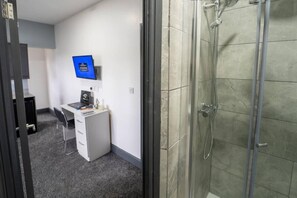 สตูดิโอ | ห้องน้ำ | ฝักบัว, ผ้าเช็ดตัว