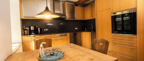 Frigorifero, forno, piano cottura, lavastoviglie