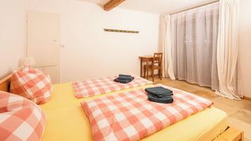 8 chambres, lit parapluie, accès Internet, draps fournis