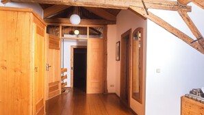Un interior de madera con un pasillo que conduce a una habitación oscura.