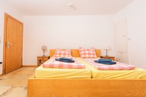 8 Schlafzimmer, Reisekinderbett, Internetzugang, Bettwäsche