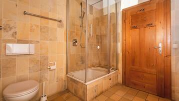 Combined shower/tub, hair dryer, towels