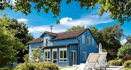 The Blue House - surrounded by greenery - Naturpark Altmühltal