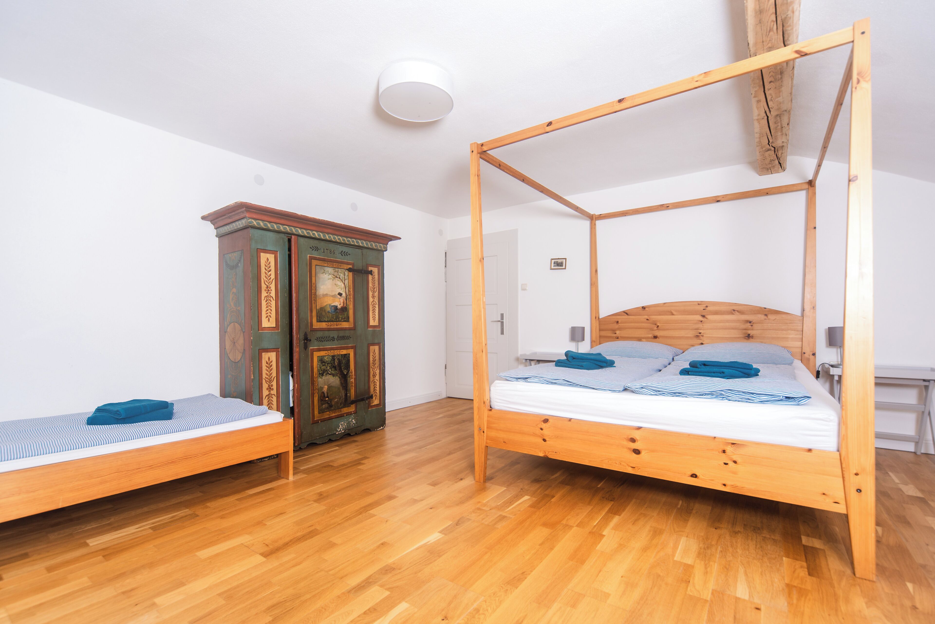 5 bedrooms, travel crib, internet, bed sheets