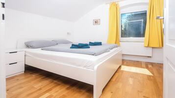 5 Schlafzimmer, Reisekinderbett, Internetzugang, Bettwäsche