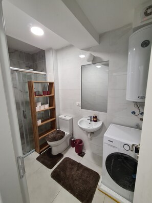 Shower, hair dryer, towels, toilet paper - Charming Red Light City Center Apartment (Skopje)