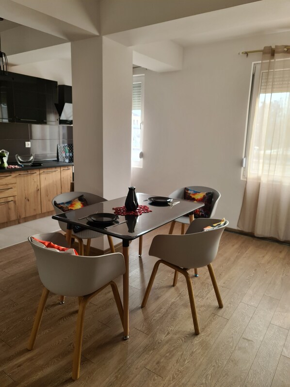 Dining - Charming Red Light City Center Apartment (Skopje)