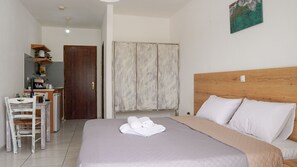 Apartment, 1 Queen-Bett | 1 Schlafzimmer, Bügeleisen/Bügelbrett, kostenloses WLAN, Bettwäsche