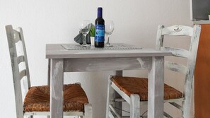 Huoneisto, 1 keskisuuri parisänky | Yksityinen keittiö | Jääkaappi, uuni, liesi, kahvin-/teenkeitin