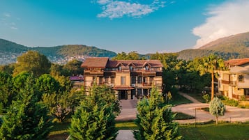 Vista frontal de la propiedad