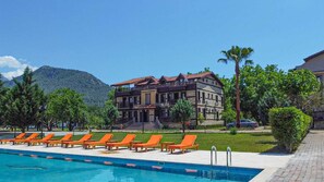 Guests can enjoy a balcony with a view of the surrounding mountains from this two-story building.