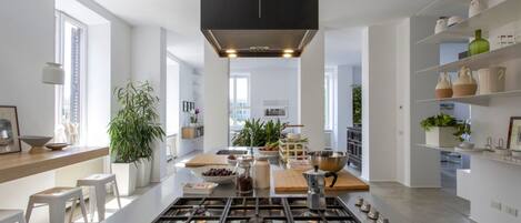 Kühlschrank, Mikrowelle, Ofen, Herdplatte