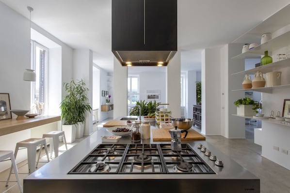 Réfrigérateur, micro-ondes, four, plaque de cuisson