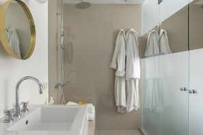 Ensemble douche/baignoire, sèche-cheveux, bidet