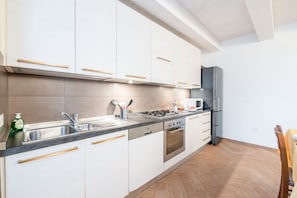Micro-ondes, four, plaque de cuisson, lave-vaisselle