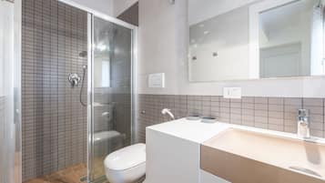 Doccia, asciugacapelli, bidet, asciugamani