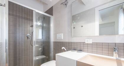 GuestHost - The Marina Apt at 300m from the sea! Patio & Parking