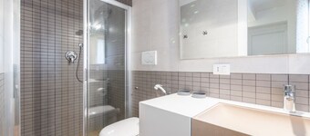 GuestHost - The Marina Apt at 300m from the sea! Patio & Parking