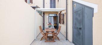 The Marina Apt at 300m from the sea! Patio & Parking