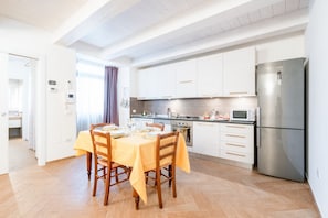 Micro-ondes, four, plaque de cuisson, lave-vaisselle