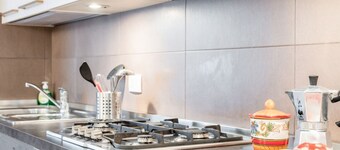 GuestHost - The Marina Apt at 300m from the sea! Patio & Parking