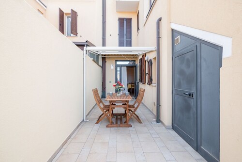 The Marina Apt at 300m from the sea! Patio & Parking