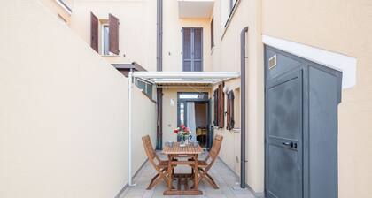 The Marina Apt at 300m from the sea! Patio & Parking