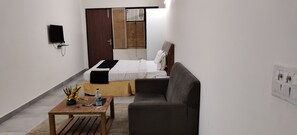 1 bedroom, desk, free WiFi, bed sheets - GoBravo Studio Apartment Near Airport (New Delhi)