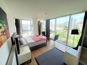 Bureau, espace de travail pour ordinateur portable, Wi-Fi gratuit