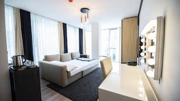 Escritorio, espacio para trabajar con laptop y wifi gratis