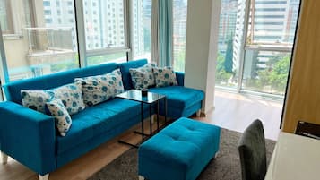 Escritorio, espacio para trabajar con laptop y wifi gratis