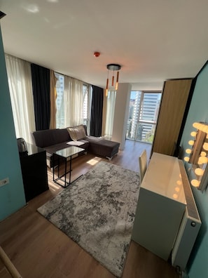 Bureau, espace de travail pour ordinateur portable, Wi-Fi gratuit