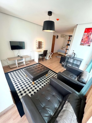 Bureau, espace de travail pour ordinateur portable, Wi-Fi gratuit