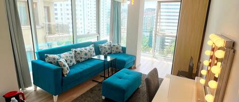 Escritorio, espacio para trabajar con laptop y wifi gratis