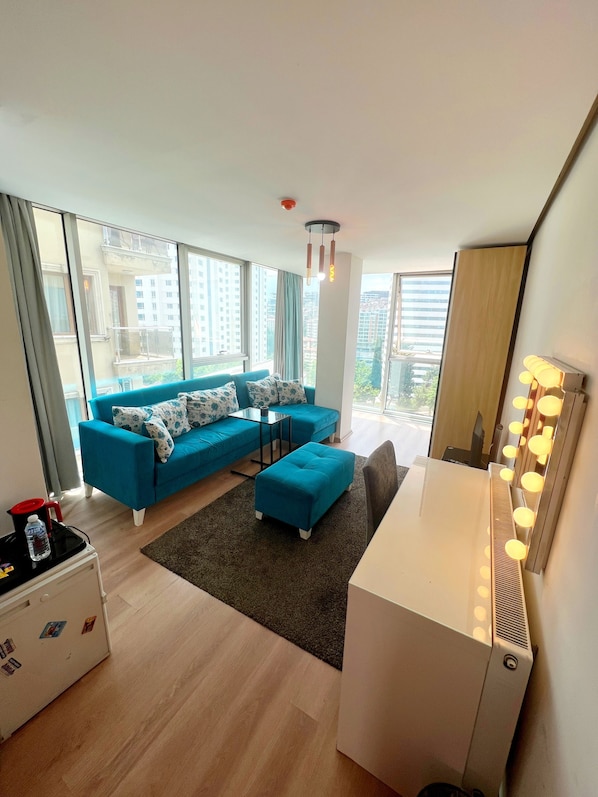 Bureau, espace de travail pour ordinateur portable, Wi-Fi gratuit