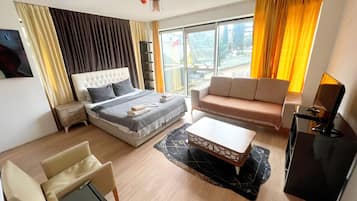 Quarto casal superior, 1 quarto, vista para a cidade | Escrivaninha, espaço de trabalho para notebook, Wi-Fi de cortesia