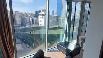 Escritorio, espacio para trabajar con laptop y wifi gratis